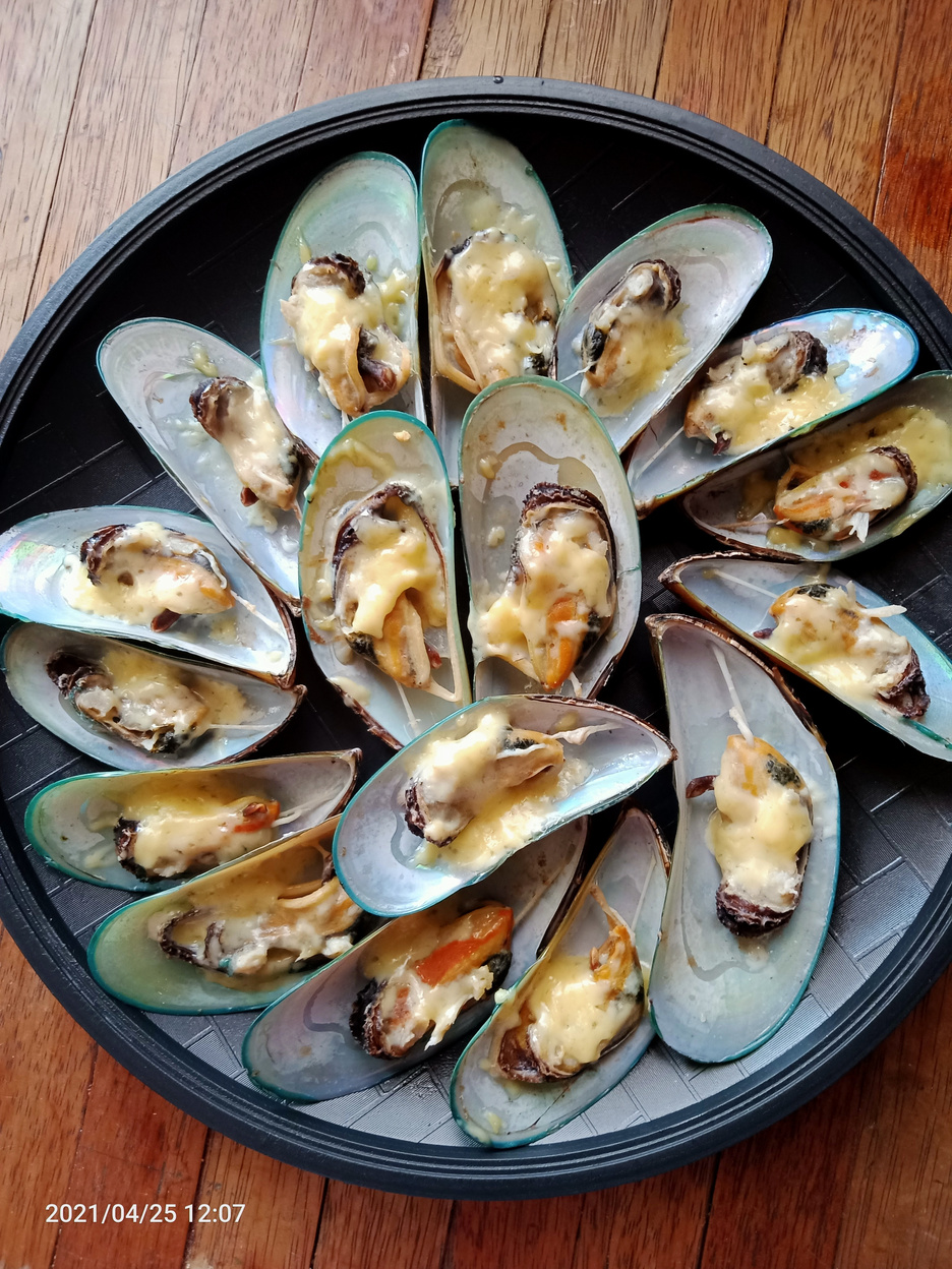 Baked Mussels on Pan